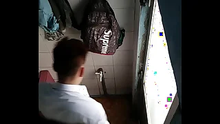 quay l&eacute;n trai cu bự v&agrave; trắng tắm ở ph&ograve;ng gym quận T&acirc;n Ph&uacute;